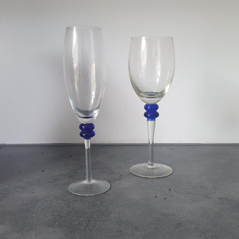 2 glass med blå pynt