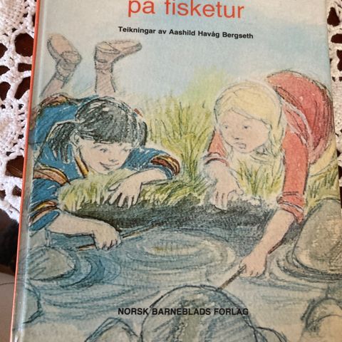 Anne og Laila på fisketur.  Gunvor Stornes. Fra 1983