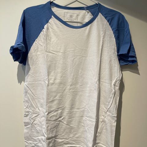Blå og hvit t-skjorte