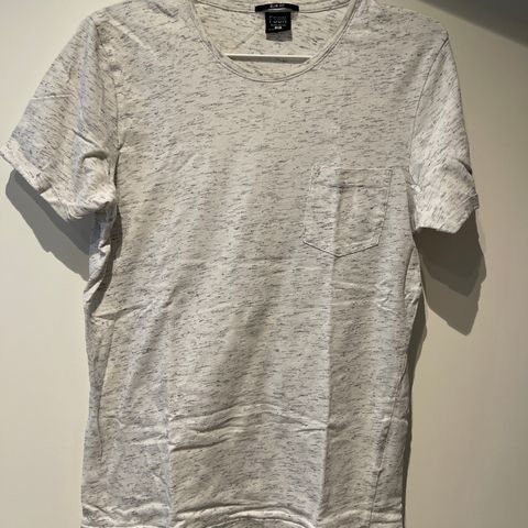 Hvit t-skjorte med mønster
