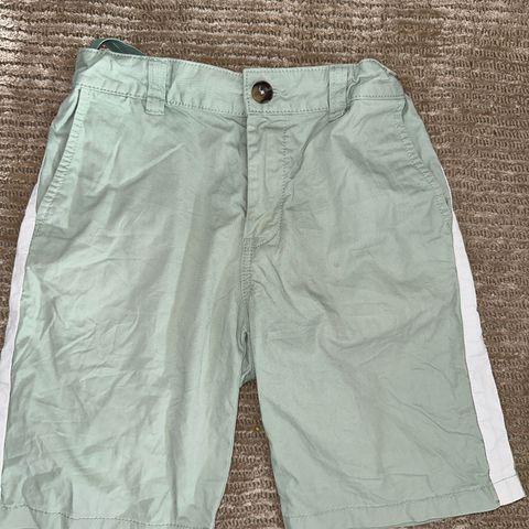 Fin shorts str 12 år - lysegrønn med hvit stripe på siden