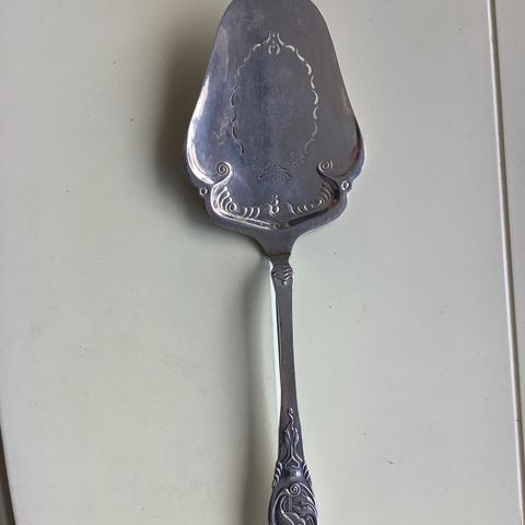 Stor fiskespade.  Sølv.  28 ,5 cm.     9 cm på det brede.   105 gram