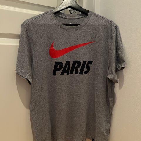 Nike Paris T-skjorte grå/sort/rød Str.M