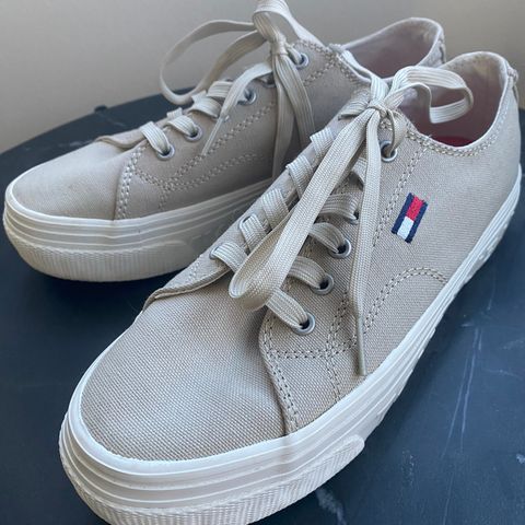 Tommy Hilfiger str 37. Inkludert frakt.