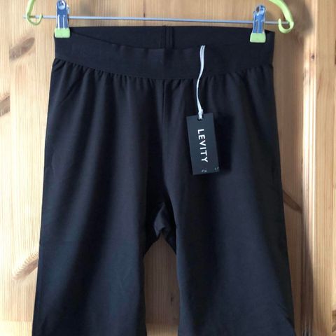 HELT NY SVART STRETCH SHORTS FRA LEVITY, STR. M