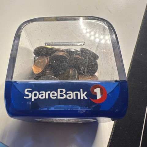 Sparebank sparebøsse med innhold (2405 Å