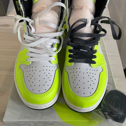 Jordan 1 Retro High OG Volt Str:44