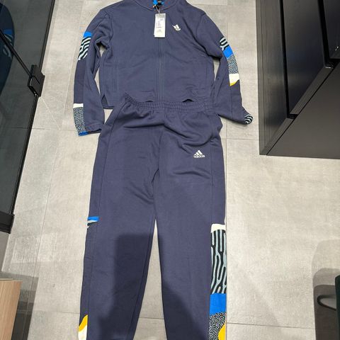 Adidas Aop cotton tracksuit str. 14 år