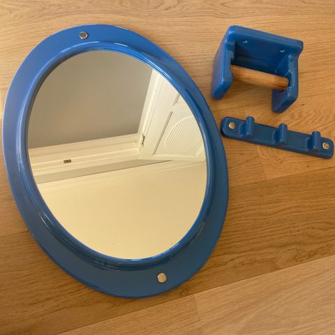 Retro speil, knagg og toalettrullholder
