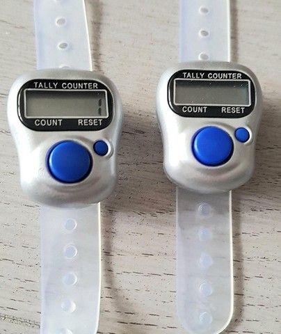 Digital kompakt håndteller i grå farge