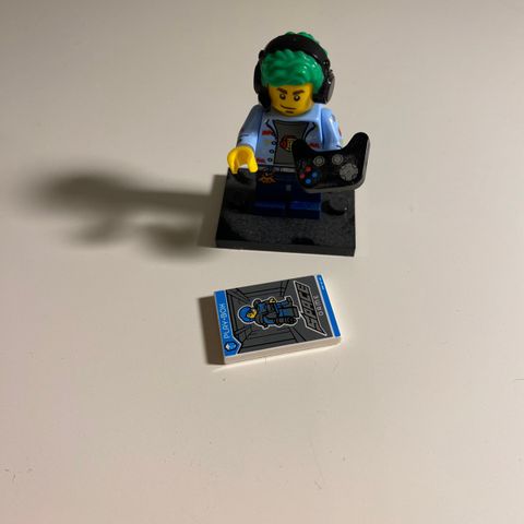 Lego minifigure series 19: Video Game Champ