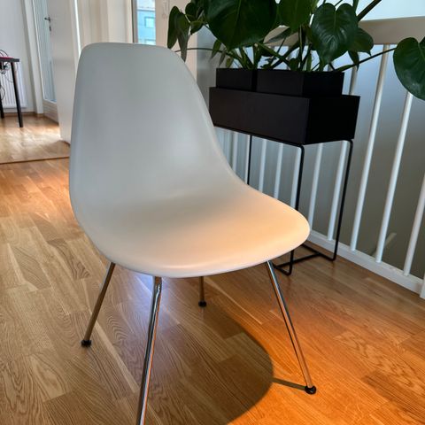 Eames plastic side chair i hvit