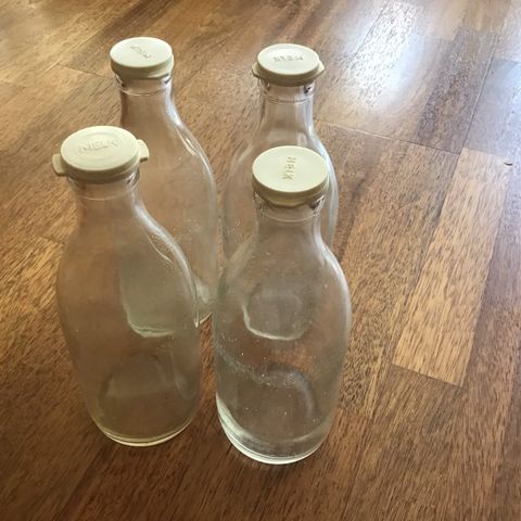 Gamle melkeflasker med original kork