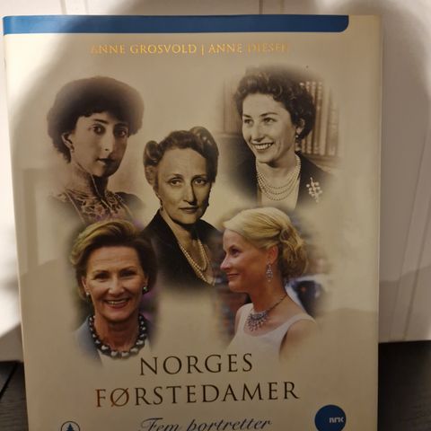 Pent eksemplar av" Norges førstedamer"