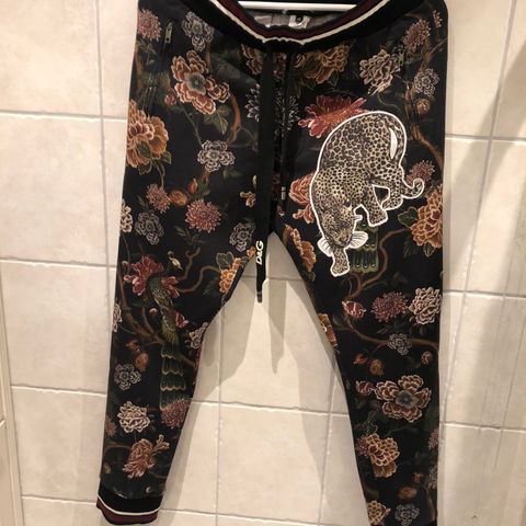 Lite bruke Dolce & Gabbana joggebukse i str. S/M.  3000kr..