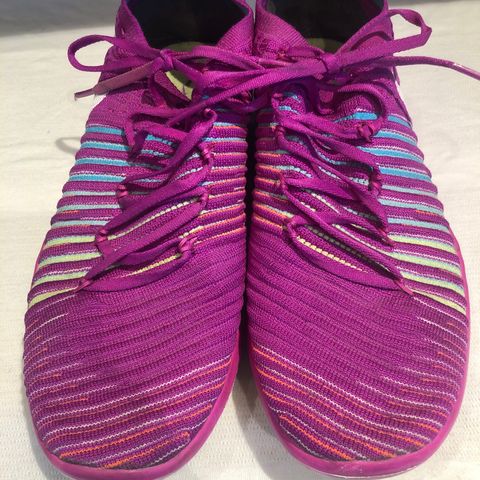 Sportige Nike damesko. Str38. Pris 100,-