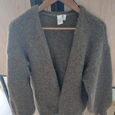 KUPP! YAS STRIKKET CARDIGAN