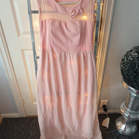 Vakker kjole størrelse 38 selges for rimelig pris!