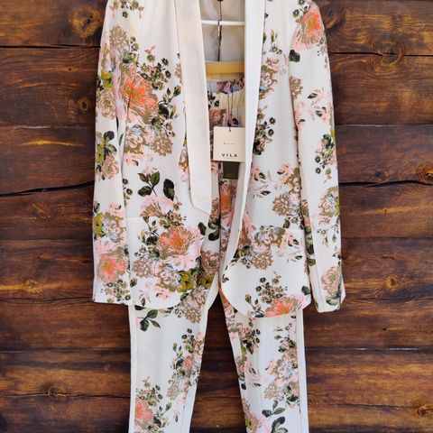 Blomstrete blazer + bukse