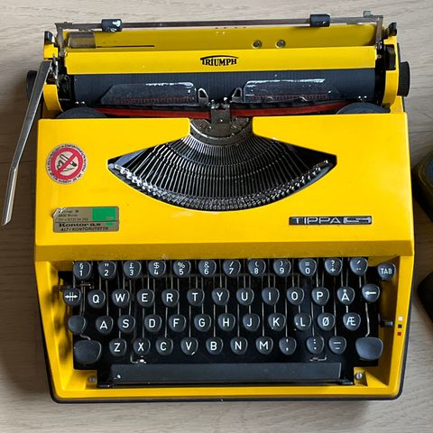 Triumph Adler Tippa original gul, manuell,bærbar skrivemaskin fra 1970 tallet