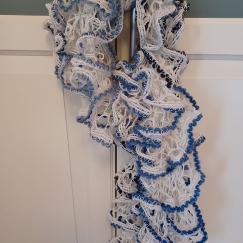 Stilig heklet sjal/skjerf i hvitt og blått