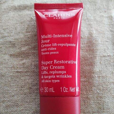 Clarins Super Restorative Day Cream. All skin types. 30 ml. Ny!