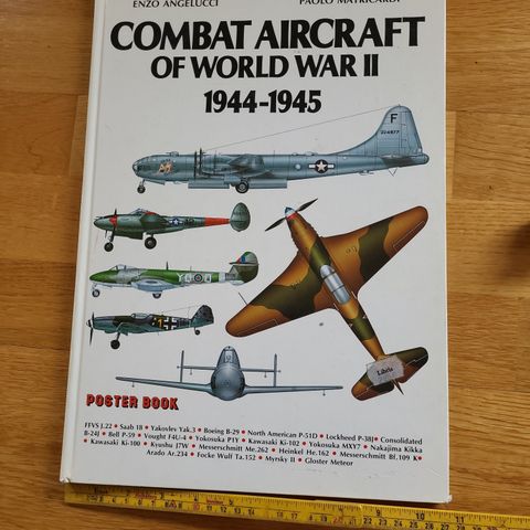 Combat aircraft of worldwar II 1944 - 1945 Stor "poster" bok i format. 62 s.