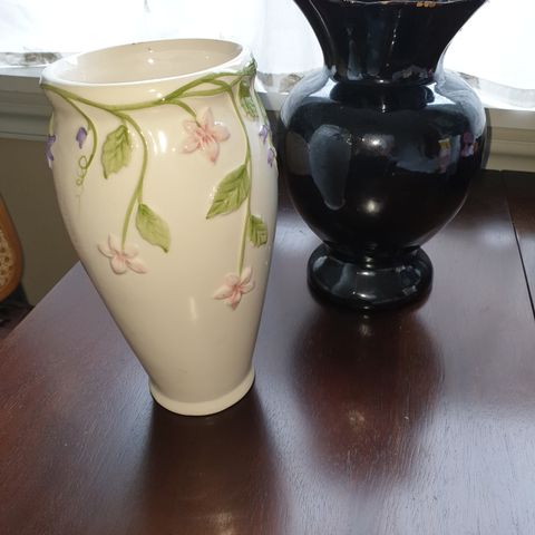 To eldre vaser.
