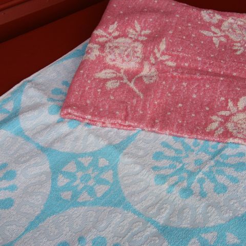 Retro blått og hvitt håndkle / badehåndkle, og rosa blomstrete håndkle