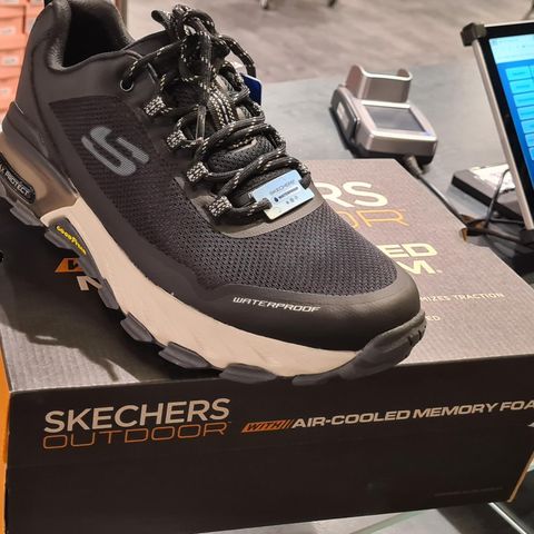 SKECHERS Str.45,Outdoor With-cooled Memory Form, Waterproof Str.45 ønskes kjøpt.