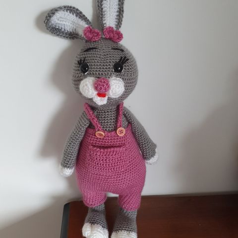 Ny håndlaget amigurumi kanin