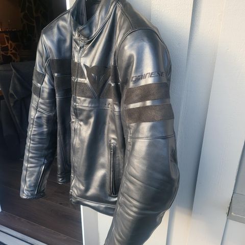 DAINESE skinn jakke størrelse 54 selges.