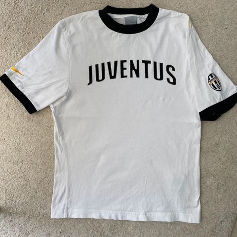 Nike super fin Juventus fotball klubb t-skjorte billig tilsalgs. str. S / 173 cm