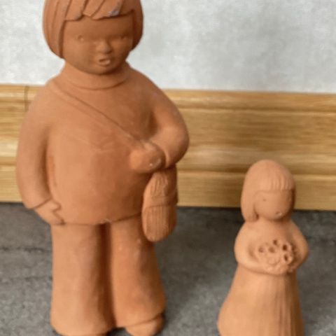 2 fine KERAMIKK figurer, terrakotta farget. 1 stor, H. 16,5cm, 1 LITEN, H. 8,8cm