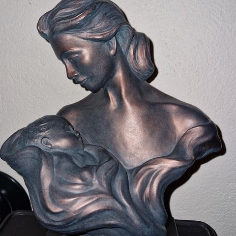 Austin figurine Mother and child