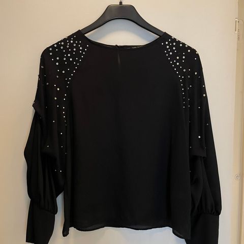 Zara bluse, lekre detaljer se bilder, fremstår som ny!