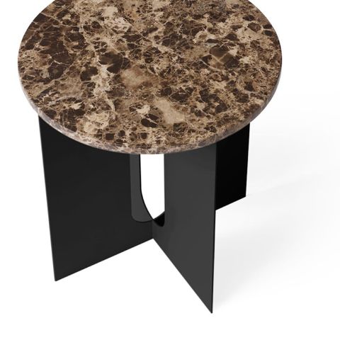 Sidebord i brun marmor