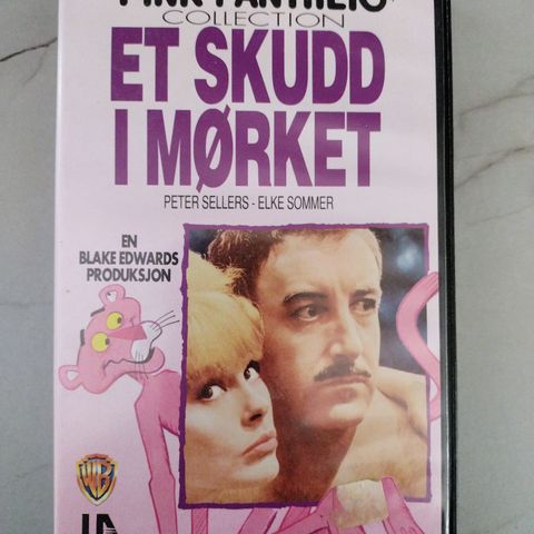 VHS. The Pink Panther collection. Et skudd i mørket. Komedie. Norsk tekst.