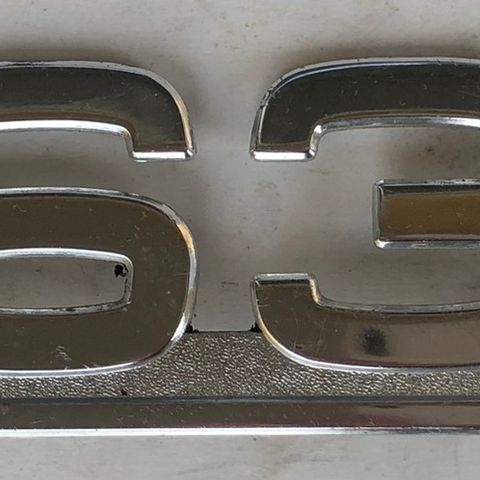 2632 emblem til en av dørene på en Mercedes-Benz NG74 (1974-84)
