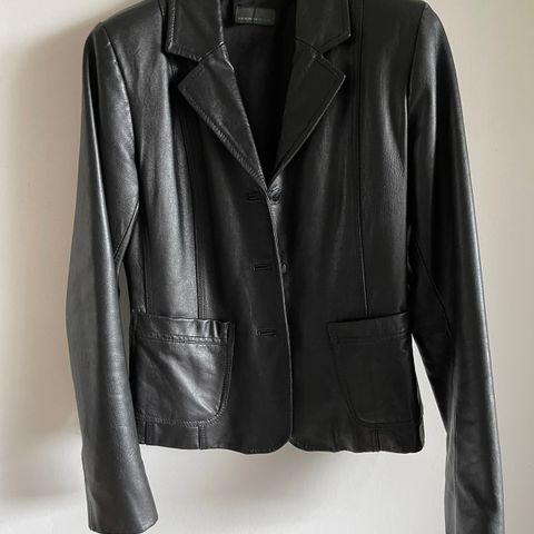 Svart sort skinn blazer str 34