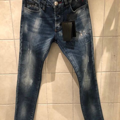 Philipp Plein bukse brukt en gang i str. 31.  3900kr.