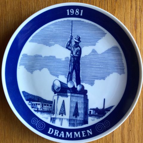 Platter med motiv fra Drammen