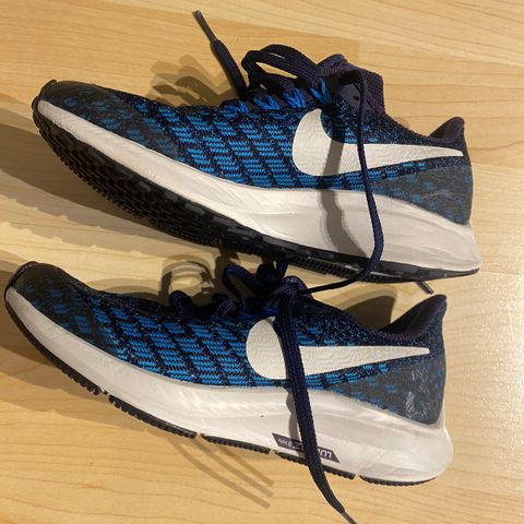 Nike pegasus zoom 35 i str 32. (899kr)