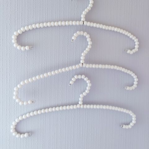 Kleshengere med perler 3 stk hvite