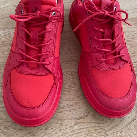 ECCO SOFT X W Sneakers str. 39 / UK 6 i rød hibiscus farge - som nye!