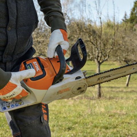 Batteridrevet motorsag - Stihl - TIL LEIE