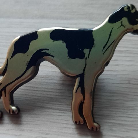 Whippet mynde pin i plast H ca 3,7 cm B ca 5,2 cm