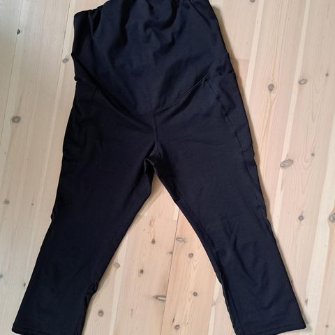 Veldig behagelig H&M mama sports legging (3/4 lengde) med lommer. .