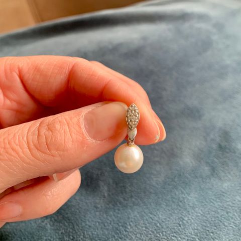 Sølvanheng med perle