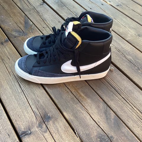 Nye, tøffe Nike Blazer Mid 77 basket sko